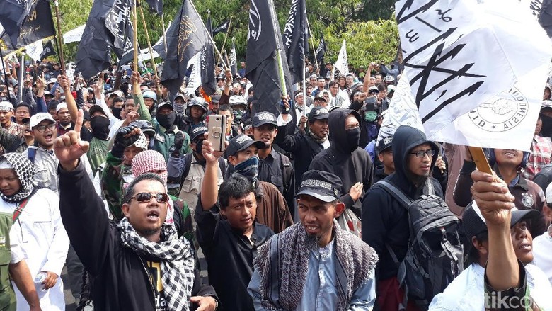 Massa Aksi di Solo Desak Polisi Tangkap Pembakar Tulisan Tauhid Massa Aksi di Solo Desak Polisi Tangkap Pembakar Tulisan Tauhid