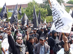 Massa Aksi di Solo Desak Polisi Tangkap Pembakar Tulisan Tauhid