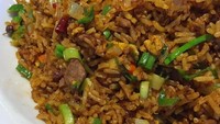 Meski kecokelatan tetapi nasgor ini pedas karena diberi bumbu lada Szechuan dan irisan daging berbumbu cabe. Gurih pedas! Foto : Instagram @miss_foodie