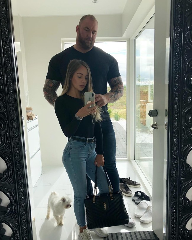 Meski ukuran tubuh Björnsson tak umum, namun bukan penghalang. Kelsey jatuh cinta secara tulus dengan kebaikan Björnsson. Foto: @thorbjornsson, @kelc33.