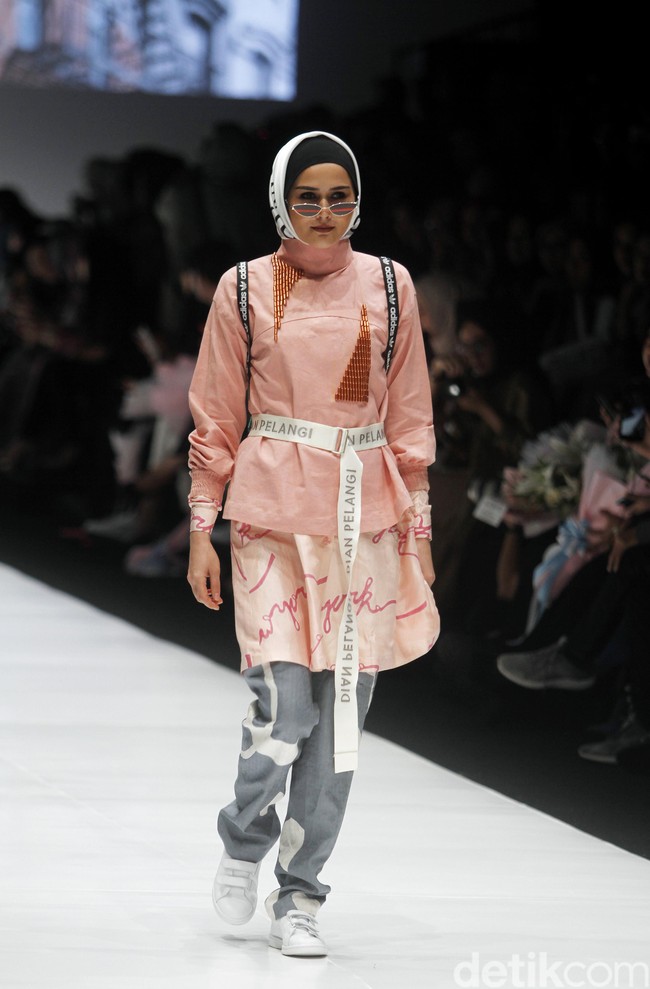 Gaya street wear hypebeast juga mulai naik di atas panggung para hijabers. Dian Pelangi tampil lebih hypebast dengan aksesori kaca mata dan sneakers. Foto: Mohammad Abduh/Wolipop