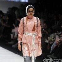 Gaya street wear hypebeast juga mulai naik di atas panggung para hijabers. Dian Pelangi tampil lebih hypebast dengan aksesori kaca mata dan sneakers. Foto: Mohammad Abduh/Wolipop