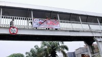 Satpol PP mencopot alat peraga kempanye yang dipasang di JPO.