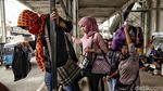 Aksi Bandel Warga Terobos Celah Skybridge Tanah Abang