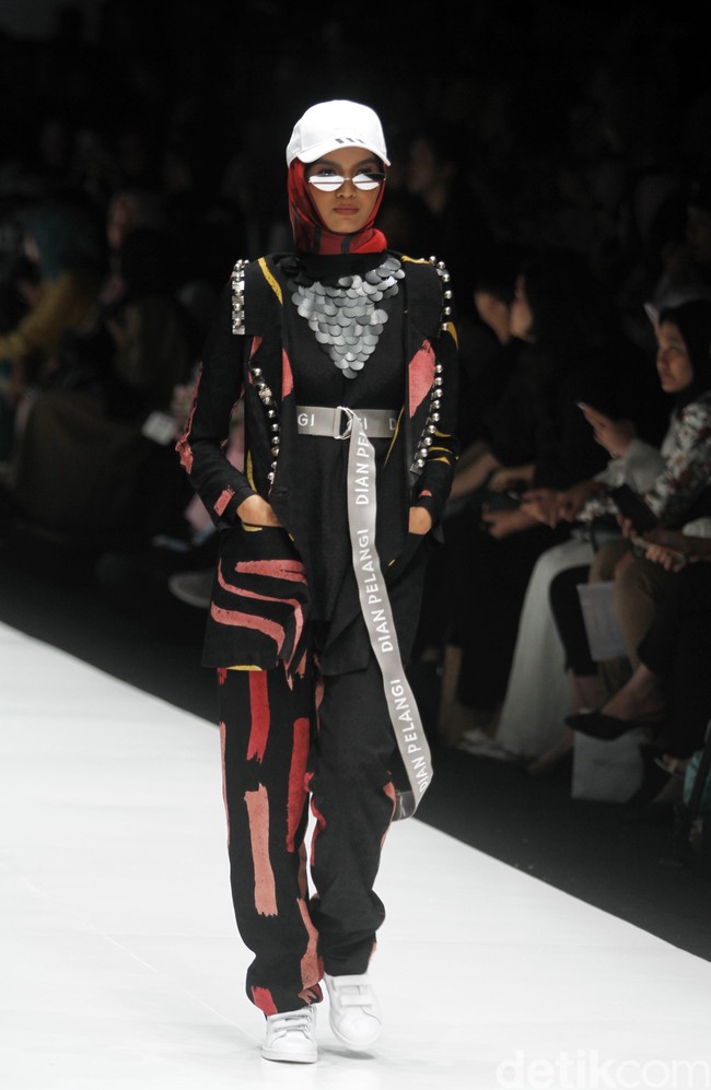 Desainer Dian Pelangi meluncurkan koleksi busana terbaru dengan tampilan sporty untuk para hijabers di Jakarta Fashion Week 2019, Senayan City, Jakarta, Sabtu [20/10/2018]. Foto: Mohammad Abduh/Wolipop