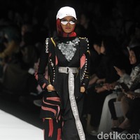 Desainer Dian Pelangi meluncurkan koleksi busana terbaru dengan tampilan sporty untuk para hijabers di Jakarta Fashion Week 2019, Senayan City, Jakarta, Sabtu [20/10/2018]. Foto: Mohammad Abduh/Wolipop