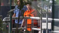 Tersangka kasus gratifikasi DPRD Kota Malang Diana Yanti bersiap menjalani pemeriksaan di gedung KPK, Jakarta, Selasa (23/10/2018).