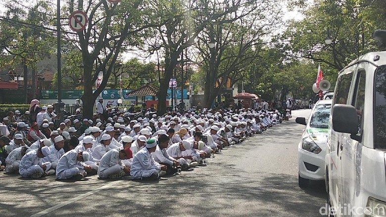 Putusan Praperadilan Kasus Habib Rizieq, FPI Penuhi PN Bandung Putusan Praperadilan Kasus Habib Rizieq, FPI Penuhi PN Bandung