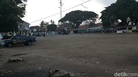 Polisi menggelar pemeriksaan berkaitan insiden pembakaran bendera berkalimat tauhid ini. Hasil pemeriksaan berdasarkan pengakuan saksi, kain yang dibakar sejumlah orang itu bendera Hizbut Tahrir Indonesia (HTI), organisasi yang dilarang pemerintah. (Foto: Hakim Ghani/detikcom)