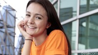 Amanda terlihat sangat cantik menawan apalagi kala tersenyum.