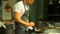 Bradley Cooper juga mencuri perhatian saat berperan jadi chef dalam film Burnt. Gaya memegang pan dan sendoknya sudah seperti chef handal belum? Foto: Food Network