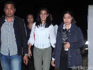 Senyum Atiqah Hasiholan di Polda Metro Jaya