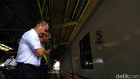 Tampak ada Kepala Daop 1 Jakarta Dadan Rudiansyah, Senior Manager Humas Daop 1 Jakarta Edy Kuswoyo, dan Kepala Stasiun Gambir Rizki Afrida bergabung dalam barisan.