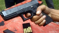 Selain senpi glock 17, polisi juga menyita satu pucuk senjata api merek AKAI Costum buatan Austria kaliber 40 warna hitan, dua buah magazine, berikut 1 kotak peluru ukuran 40.