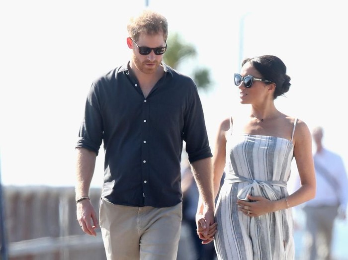 meghan markle hamil FRASER ISLAND, AUSTRALIA - OCTOBER 22: Meghan, Duchess of Sussex seen holding her baby bump whilst Prince Harry, Duke of Sussex and Meghan, Duchess of Sussex walk along a wharf in Kingfisher bay on October 22, 2018 in Fraser Island, Australia. The Duke and Duchess of Sussex are on their official 16-day Autumn tour visiting cities in Australia, Fiji, Tonga and New Zealand. (Photo by Chris Jackson/Getty Images)