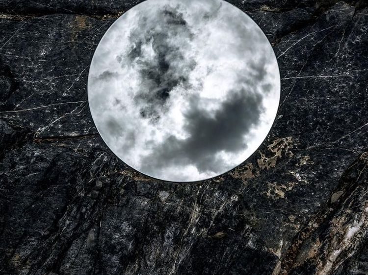 Kreatif! Bermodal Cermin Bulat Ciptakan Semesta Abstrak