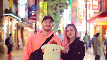 Ini saat mereka pergi ke Jepang dalam salah satu rekreasi. Mereka kenalan via internet di tahun 2011 yang berawal dari kesukaan Marzia melihat video soal game buatan Felix yang diposting ke YouTube. Foto: Instagram