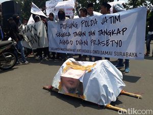 Bawa Keranda, Pendemo Tuntut Polisi Tuntaskan Kasus Ahmad Dhani