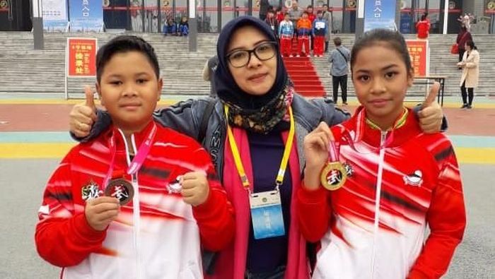 Ghaniya Zada Achari dan Emir Fadilghani Achari meraih medali di kejuaraan wushu yang digelar di China (Foto: dok. Istimewa) Ghaniya Zada Achari dan Emir Fadilghani Achari meraih medali di kejuaraan wushu yang digelar di China (Foto: dok. Istimewa)