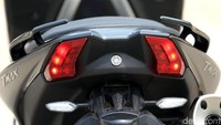 Menariknya lampu sein belakang memakai model terpisah seperti motor sport. 