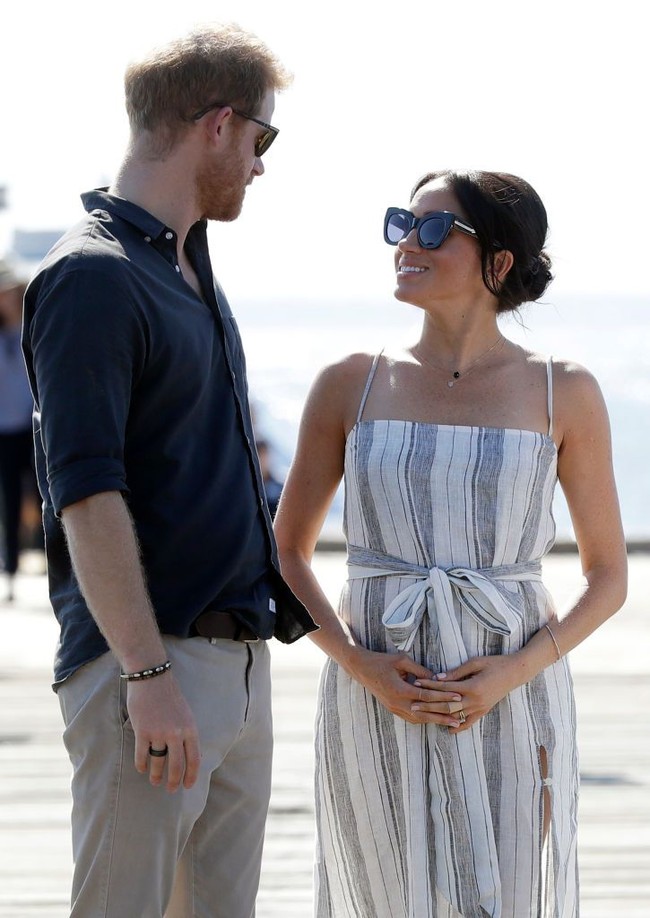 Selama delapan hari, Meghan Markle menemani Pangeran Harry untuk Royal Tour di Australia ke beberapa tempat. Saat kunjungannya ke Fraser Island, sang Duchess of Sussex tampil kasual mengenakan summer dress dan sepatu sandal. Foto: Getty Images