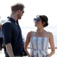Selama delapan hari, Meghan Markle menemani Pangeran Harry untuk Royal Tour di Australia ke beberapa tempat. Saat kunjungannya ke Fraser Island, sang Duchess of Sussex tampil kasual mengenakan summer dress dan sepatu sandal. Foto: Getty Images