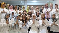 Dan tentunya pihak keluarga juga ikutan repot menyiapkan pernikahan Melody dan Hanif. Dok. Instagram/melodylaksani92