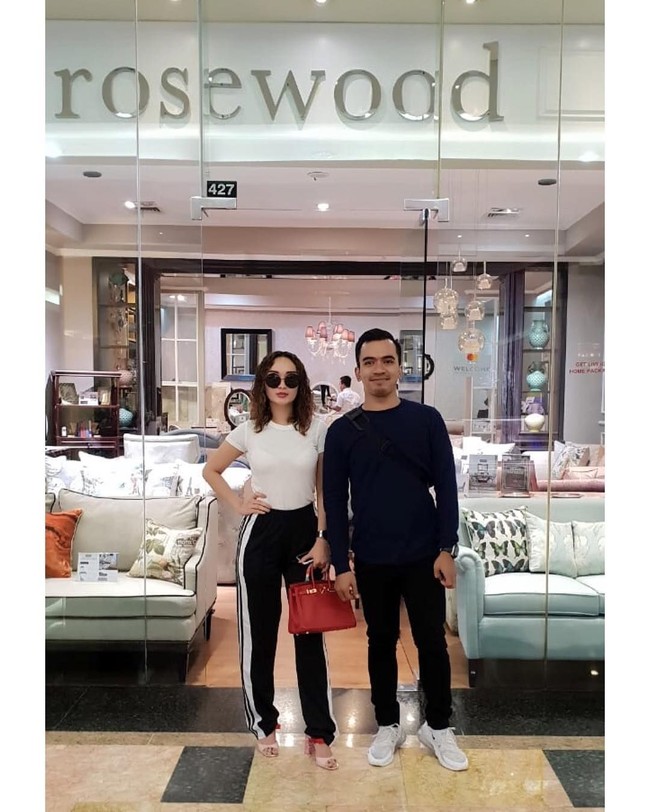 Berpose di depan sebuah toko furnitur, Zaskia Gotik tampil kasual dengan kaus putih. Dia melengkapi penampilannya dengan tas Hermes Birkin yang harganya hampir Rp 300 juta. Foto: Instagram @zaskia_gotix