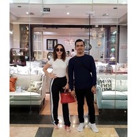 Berpose di depan sebuah toko furnitur, Zaskia Gotik tampil kasual dengan kaus putih. Dia melengkapi penampilannya dengan tas Hermes Birkin yang harganya hampir Rp 300 juta. Foto: Instagram @zaskia_gotix
