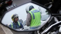 Alasan pemotor tetap melintas untuk mengurangi waktu tempuh, terutama pada jam-jam kerja.