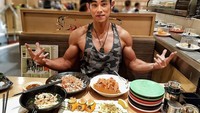 Pria asal Malaysia ini ternyata doyan makan. Tentunya dengan porsi yang lumayan besar. Seperti yang satu ini. Japanese chicken curry, udon hingga sushi tersaji dihadapannya. Foto: Facebook Jordan Yeoh