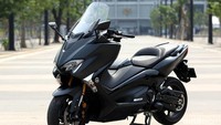 Sebagai kakak tertua di segmen MAXI Yamaha (XMAX, NMAX, Aerox), TMAX DX memiliki desain elegan khas big skutik Yamaha. Dari sisi eksterior, untuk orang awam yang melihat TMAX DX, barangkali sekilas akan mengiranya sebagai XMAX. Wajar karena garis desain kedua motor ini memang mirip-mirip. Padahal dua motor ini sangat berbeda jauh.