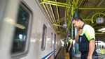 Melihat Gestur Menunduk Porter-Petinggi KAI yang Jadi Pro Kontra