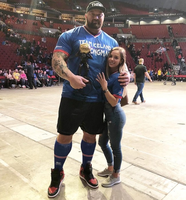 Berada di samping Björnsson, Kelsey semakin bertambah mungil. Foto: @thorbjornsson, @kelc33.