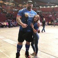 Berada di samping Björnsson, Kelsey semakin bertambah mungil. Foto: @thorbjornsson, @kelc33.