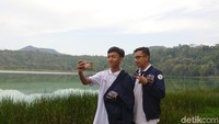 Beberapa pengujung juga kedapatan foto selfie dengan pemandangan hijau. Kamu sudah ke sini belum? (Aisyah Kamaliah/detikTravel)
