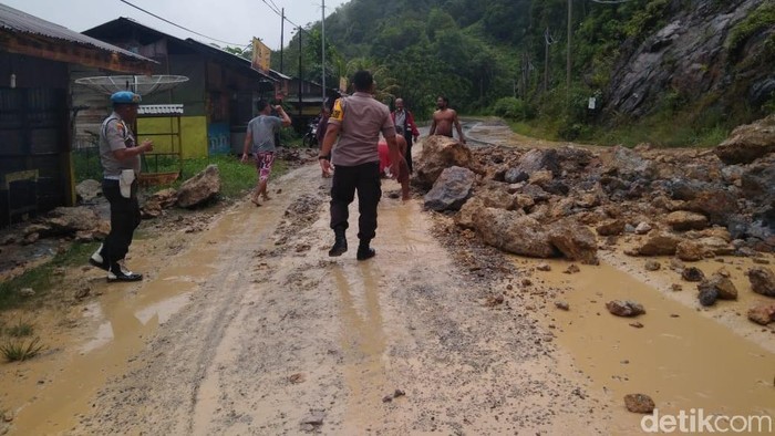 Tertimbun Longsor, Jalan Riau-Sumbar Via Kampar Tersendat