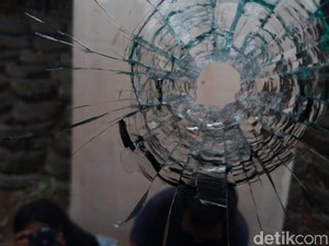 Plafon Rumah Warga Tangsel Bolong Kena Peluru Nyasar, Polisi Selidiki
