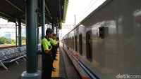 Pantauan detikcom di Stasiun Gambir pukul 08.50 WIB, Selasa (23/10/2018), para porter berseragam paduan hijau dan hitam sudah bersiap di peron jalur 4 menanti keberangkatan KA Argo Jati tujuan Cirebon. Mereka lalu membentuk barisan berjajar dari ujung peron hingga gerbong ketiga.  