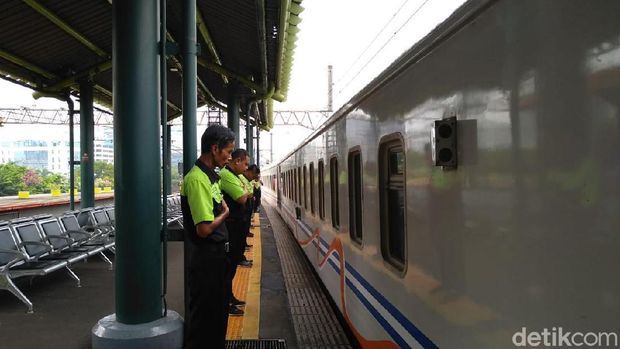 Pegawai PT KAI bersiap saat kereta akan berangkat / 