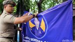 Satpol PP Tertibkan Alat Peraga Kampanye di Jakbar