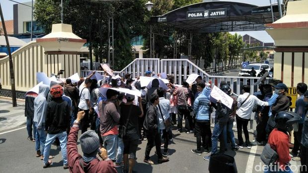 Bawa Keranda, Massa Tuntut Polisi Tuntaskan Kasus Ahmad Dhani