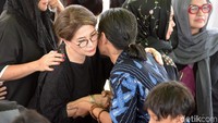 Widyawati tampak menyalami anak Titi Qadarsih yakni Indra. Pool/Noel/detikFoto.