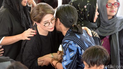 Deretan Artis Senior di Pemakaman Titi Qadarsih