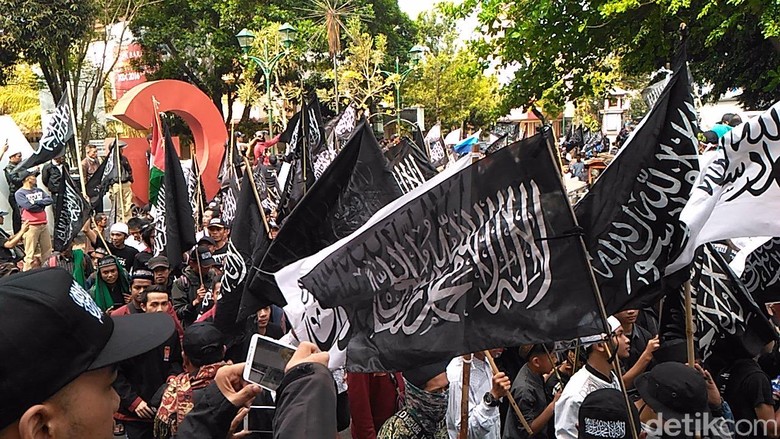Aksi Damai Ribuan Umat Islam  di Garut Kibarkan Bendera  Tauhid 
