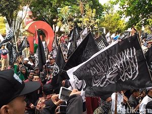 Pembakaran Bendera Tauhid dan Nabi Palsu Sensen, Garut Jadi Sorotan