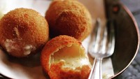 Penasaran dengan bagian dalam kroket kentang keju ini? Lihat nih bola-bola kroket hangat yang baru saja dibelah. Yakin masih mau lanjut diet? Foto : instagram @juliannaj3