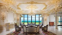 Bahkan di bagian belakang vila terdapat area khusus untuk menikmati sunset langsung di pinggi pantai. Bagaimana, tertarik membelinya? (Istimewa/CNBC)