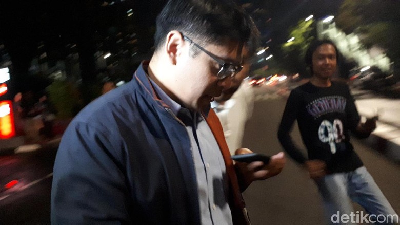 Diperiksa KPK soal Suap Meikarta, Saksi Ini Menunduk No Comment Diperiksa KPK soal Suap Meikarta, Saksi Ini Menunduk No Comment