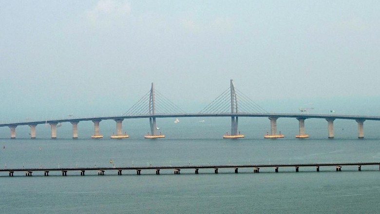 Foto: Jembatan laut terpanjang dunia (Reuters) Foto: Jembatan laut terpanjang dunia (Reuters)